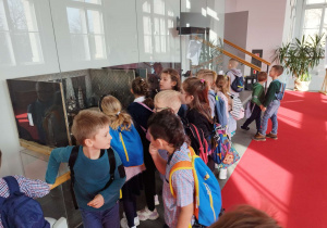 Uczniowie zwiedzają foyer teatru