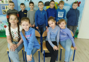 Uczniowie Bajkolandii w niebieskich strojach