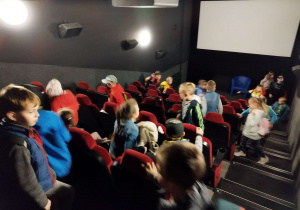 Uczniowie klas I w kinie