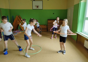 Dzieci trenują kolejne umiejętności sportowe