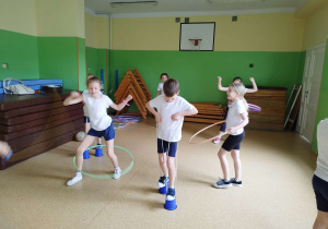Dzieci trenują kolejne umiejętności sportowe