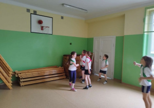 Uczniowie klasy I B poznają podstawy gry w koszykówkę