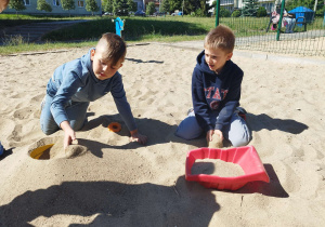 Uczniowie klasy I B wykorzystują chwile spaceru na aktywność fizyczną