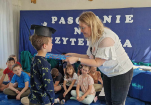 Uczeń podczas pasowania na czytelnika