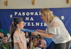 Uczeń podczas pasowania na czytelnika