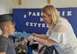 Uczeń podczas pasowania na czytelnika