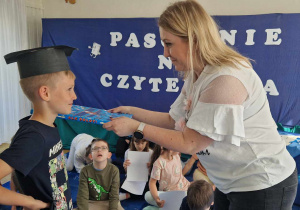 Uczeń podczas pasowania na czytelnika