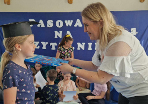 Uczeń podczas pasowania na czytelnika