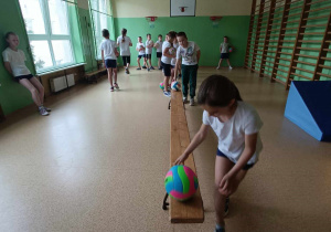 Uczniowie klasy II C podczas wykonywania ćwiczeń