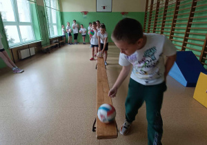 Uczniowie klasy II C podczas wykonywania ćwiczeń