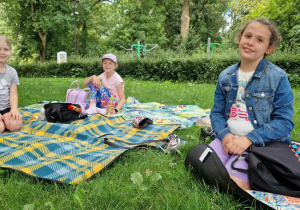 Uczniowie klas I podczas pikniku