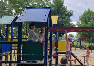 Uczniowie klas I podczas pikniku