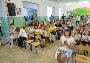 Zgromadzeni goście i uczniowie klas I