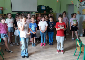 Młodzi poeci prezentują własne wiersze z życzeniami.