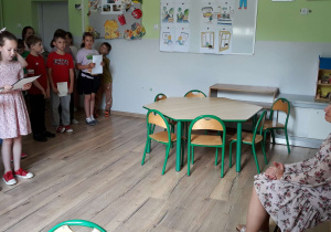 Świetliki żegnają wychowawczynię świetlicy.