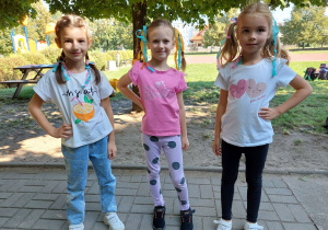 Trzy modelki prezentują swoje fryzury.
