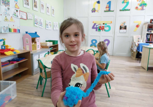 Kreatywne budowle z plastikowych elementów.