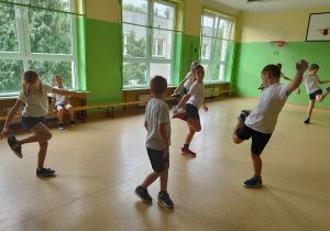 Uczniowie wykonują ćwiczenia z "Zośką"