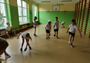 Uczniowie wykonują ćwiczenia z "Zośką"