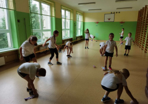 Uczniowie wykonują ćwiczenia z "Zośką"