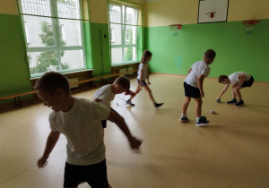 Uczniowie wykonują ćwiczenia z "Zośką"