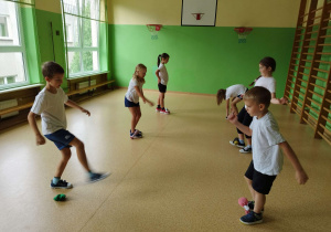 Uczniowie wykonują ćwiczenia z "Zośką"