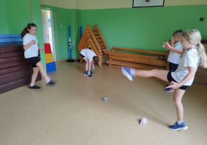 Uczniowie wykonują ćwiczenia z "Zośką"