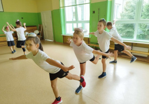 Uczniowie wykonują ćwiczenia z "Zośką"