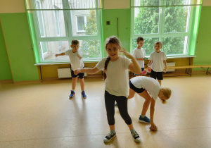 Uczniowie wykonują ćwiczenia z "Zośką"