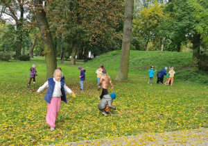 Dzieci zbierają liście i inne materiały przyrodnicze