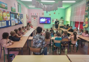 Klasy I na zajęciach edukacyjnych o bezpieczeństwie w pobliżu przejazdów kolejowych.