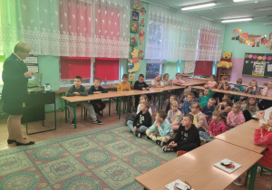 Klasy I na zajęciach edukacyjnych o bezpieczeństwie w pobliżu przejazdów kolejowych.