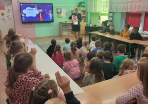 Klasy I na zajęciach edukacyjnych o bezpieczeństwie w pobliżu przejazdów kolejowych.