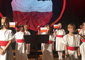 Uczniowie podczas występu