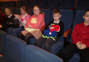 Uczniowie na widowni w teatrze