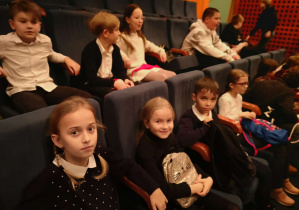 Uczniowie na widowni w teatrze