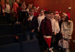 Uczniowie na widowni w teatrze
