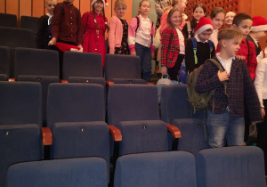 Uczniowie na widowni w teatrze