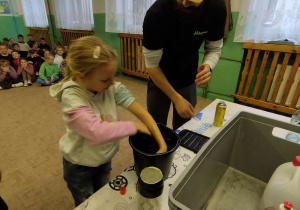 Lekcja z eksperymentami w Bajkolandii