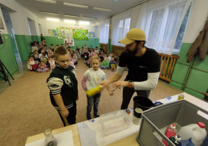 Lekcja z eksperymentami w Bajkolandii