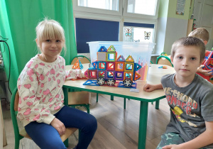 Pojazd z klocków magnetycznych.