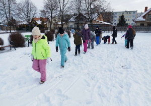 Dzieci tropią swoje ślady na śniegu