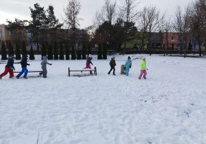 Dzieci tropią swoje ślady na śniegu