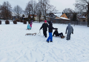 Dzieci bawią się śniegiem