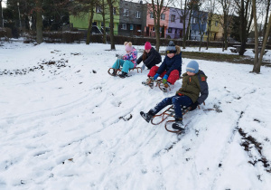 Dzieci bawią na śniegu