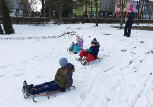 Dzieci bawią na śniegu