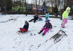 Dzieci bawią na śniegu