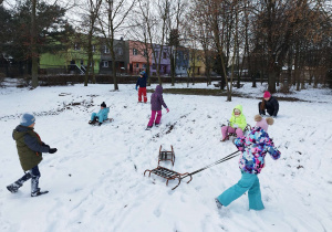 Dzieci bawią na śniegu