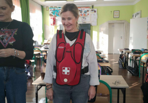 Uczniowie uczą się udzielać pierwszej pomocy