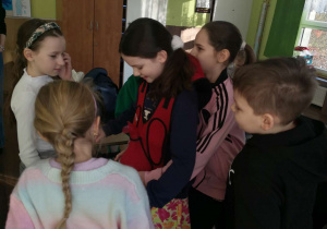 Uczniowie uczą się udzielać pierwszej pomocy